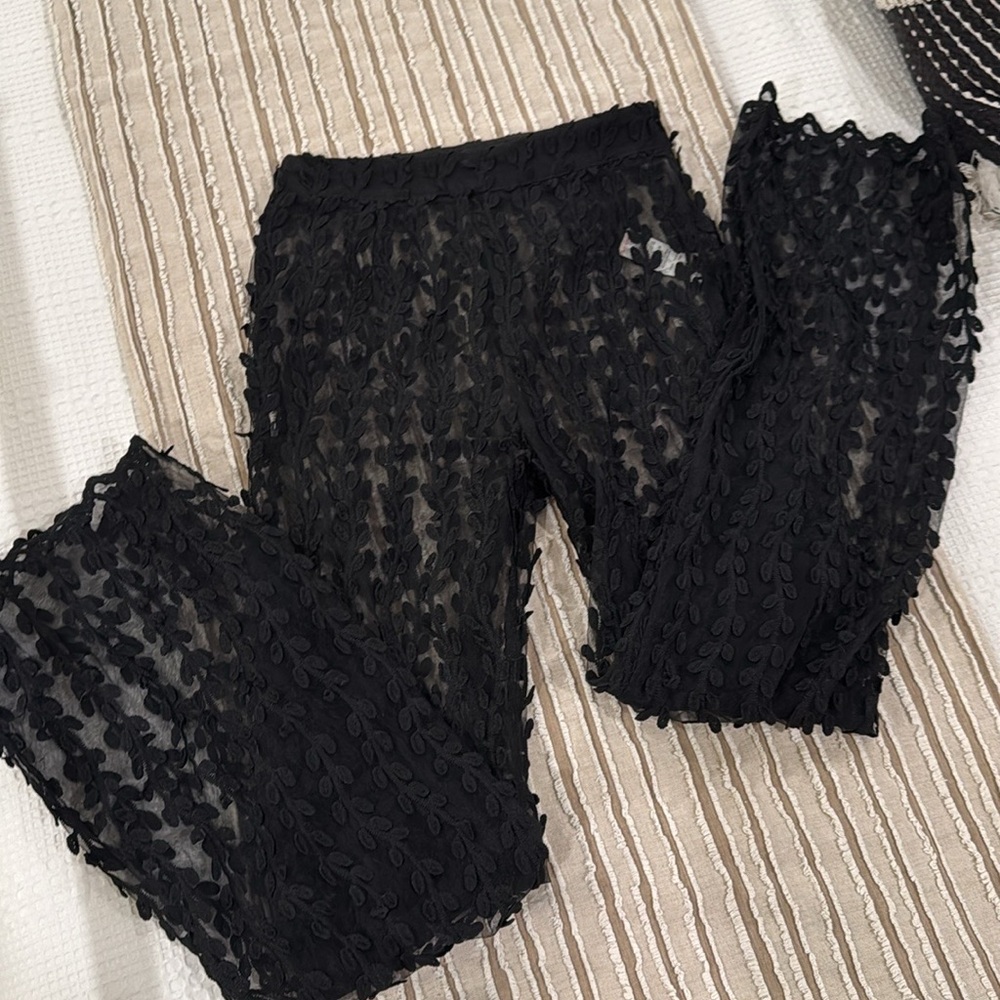 Gorgeous lace detail bottoms US 4